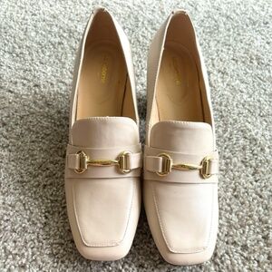 NWOT Liz Claiborne Cream Heels with Gold Metal Detailing